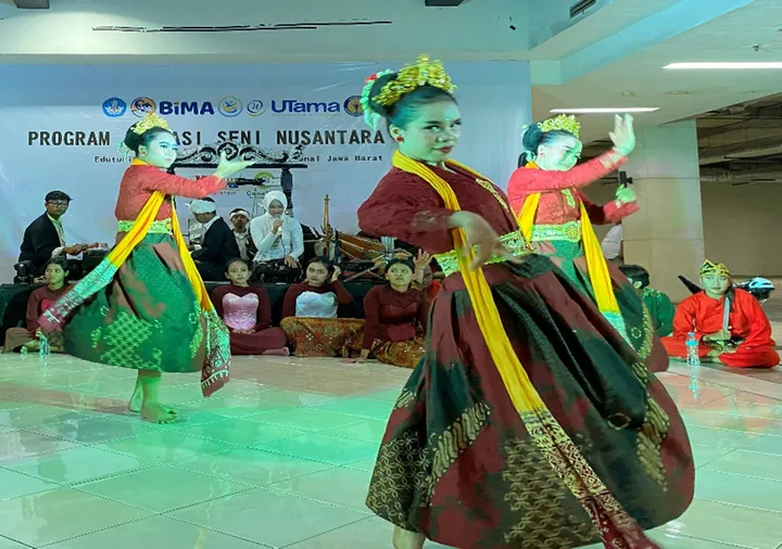 Pertunjukan Program Inovasi Seni Nusantara Universitas Widyatama di Cimahi Mall.